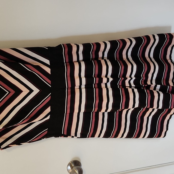 Black and pink striped dress - Picture 4 of 8